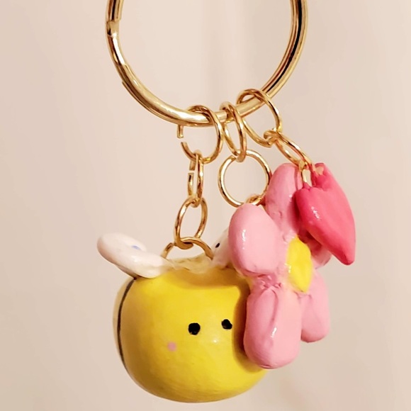 Gold Kawaii Bee Keychain - Picture 5 of 5